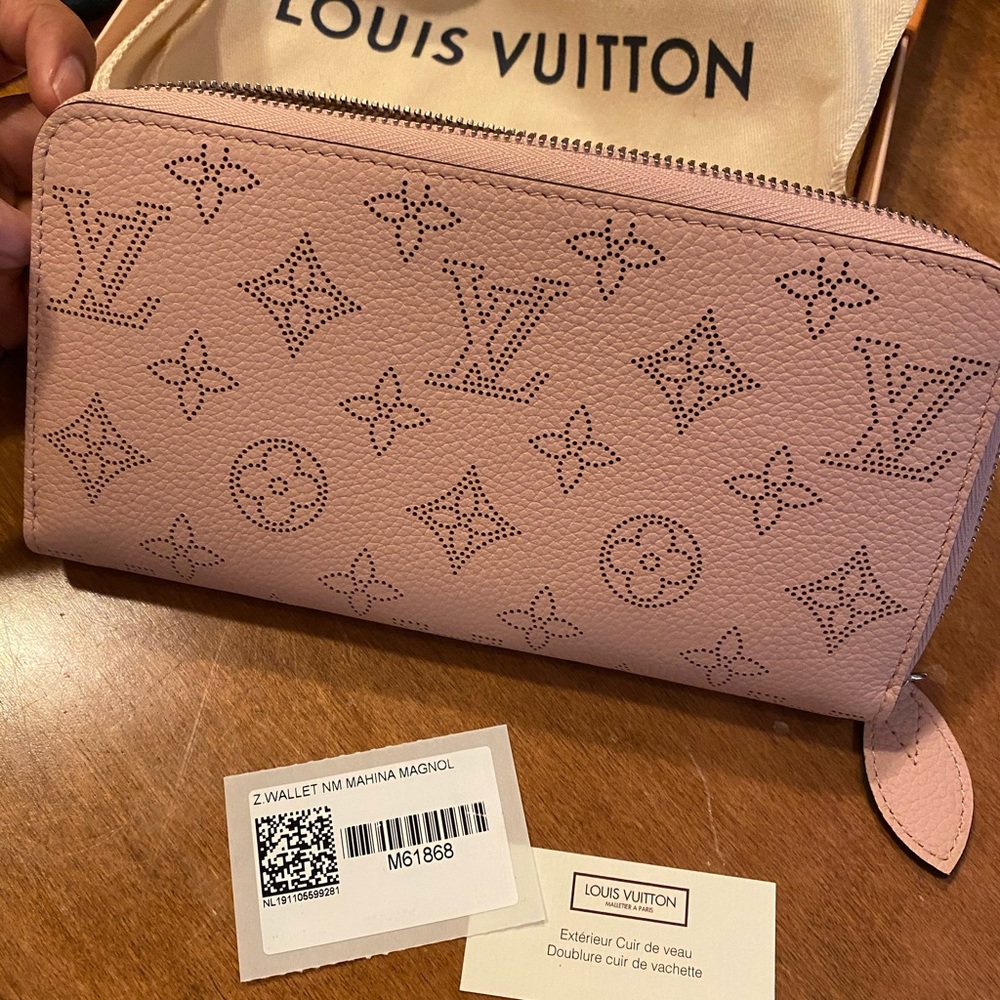 🔥SOLD🔥 LV zippy wallet mahina magnolia leather